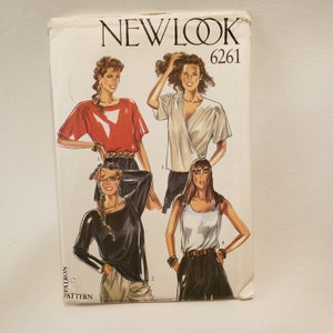Könnte beinhalten: Ein Schnittmuster für vier verschiedene Oberteile, mit einem weißen, roten, schwarzen und grauen Oberteil. Das Schnittmuster ist von New Look und die Schnittmuster-Nummer ist 6261.
