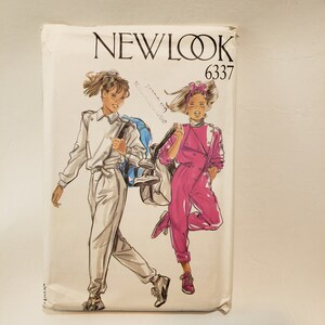 Peut inclure: Un patron de couture vintage avec le texte "NEW LOOK" et le numéro "6337". L'emballage présente des illustrations de deux personnes portant des combinaisons, une blanche et une rose, avec des sacs de sport. Le fond est blanc cassé.