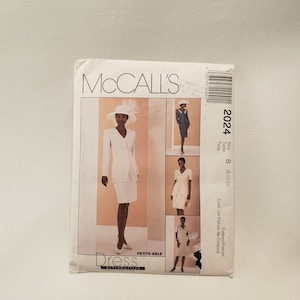 Puede incluir: Un patrón de costura para un vestido, etiquetado como McCall's 2024, talla B (8, 10, 12). El patrón incluye instrucciones para un vestido de talla petite con falda y chaqueta.