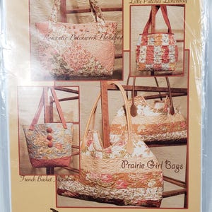 Puede incluir: Un patrón para cinco bolsos acolchados diferentes, incluyendo un bolso de almuerzo, un bolso patchwork, un bolso cesta francés y bolsos Prairie Girl. La imagen muestra los bolsos terminados en varias telas florales y estampadas.