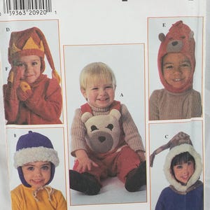 Könnte beinhalten: Simplicity-Schnittmuster für Kinderkostüme. Das Muster enthält Optionen für ein Bärenkostüm, eine Narrenkappe und eine Kapuzenmütze mit Kunstfellbesatz. Die Mustergröße ist BB 2,3,4.