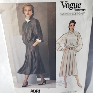 Puede incluir: Patrón de costura Vogue Patterns American Designer para una falda y una blusa. El patrón es para la talla 1229. El patrón es para una falda y una blusa. El patrón es para una falda y una blusa.