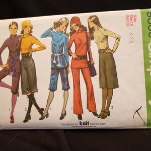 Könnte beinhalten: Simplicity Schnittmuster Nummer 9556 für Strickstoffe. Das Schnittmuster enthält vier verschiedene Stile von Hosen und Oberteilen. Das Schnittmuster ist für Größe 14 mit einem Brustumfang von 91,4 cm.