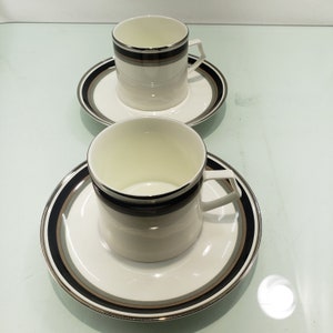 Conjunto de 2 xícaras e pires de porcelana óssea Mikasa, padrão noir A4102
