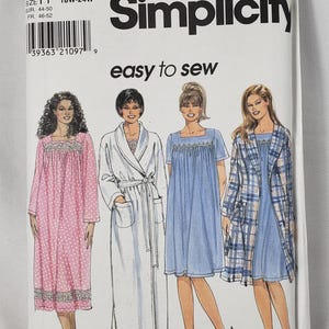 Könnte beinhalten: Ein Simplicity 7944 Schnittmusterumschlag für Größe FF (18W-24W) mit Illustrationen von vier Varianten eines Nachthemd- und Morgenmantel-Sets. Die Vorderseite zeigt den Markennamen, die Nummer und Zeichnungen der Kleidungsstücke in Rosa und Blau.