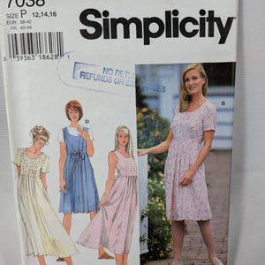 Puede incluir: Un sobre de patrón de costura Simplicity 7038 para las tallas 12, 14 y 16. El frente muestra ilustraciones de cuatro variaciones de vestidos etiquetadas A, B, C y D, con diferentes escotes, largos de manga y patrones de tela en colores pastel.