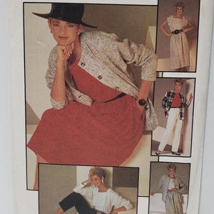 Peut inclure: Patron de couture Simplicity numéro 6744 taille 8. Le patron comprend quatre tenues différentes : une robe rouge avec un cardigan, un chemisier blanc avec un pantalon noir, une chemise à carreaux avec un pantalon blanc et une jupe et une veste.