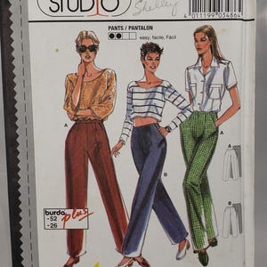 Puede incluir: Un patrón de costura vintage de Burda Studio para pantalones, con ilustraciones de tres estilos diferentes de pantalones. El número de patrón es 3486, con tallas que van de la 8 a la 26. Incluye el texto "PANTS / PANTALON".
