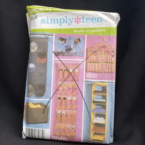 Peut inclure: Un patron de couture pour des rangements de chambre, comprenant un porte-chaussures, un organisateur suspendu, une étagère et un organisateur mural. Le patron est de Simply*Teen et comprend des instructions pour la réalisation de chaque organisateur.