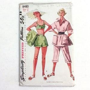 Può includere: Modello di cucito Simplicity vintage, numero 8480, con illustrazioni di due donne in abiti estivi. Una indossa un completo con pantaloncini verdi, l'altra un tailleur pantalone capri rosa. Il modello è contrassegnato "Taglia 12, Busto 30" e costa 50c.