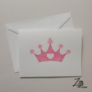 Tarjeta con corona de corazón: cumpleaños de princesas de Disney, reina, arte de cuentos de hadas, ilustraciones dibujadas a mano, henna, patrones de mehndi, tarjeta en blanco, tarjetas para todas las ocasiones