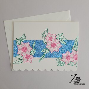 Fleurs roses sur griffonnages bleus - carte d'art originale, oeuvre d'art florale, carte vierge, toutes les cartes d'occasion, art au henné, motifs mehndi, feuille festonnée