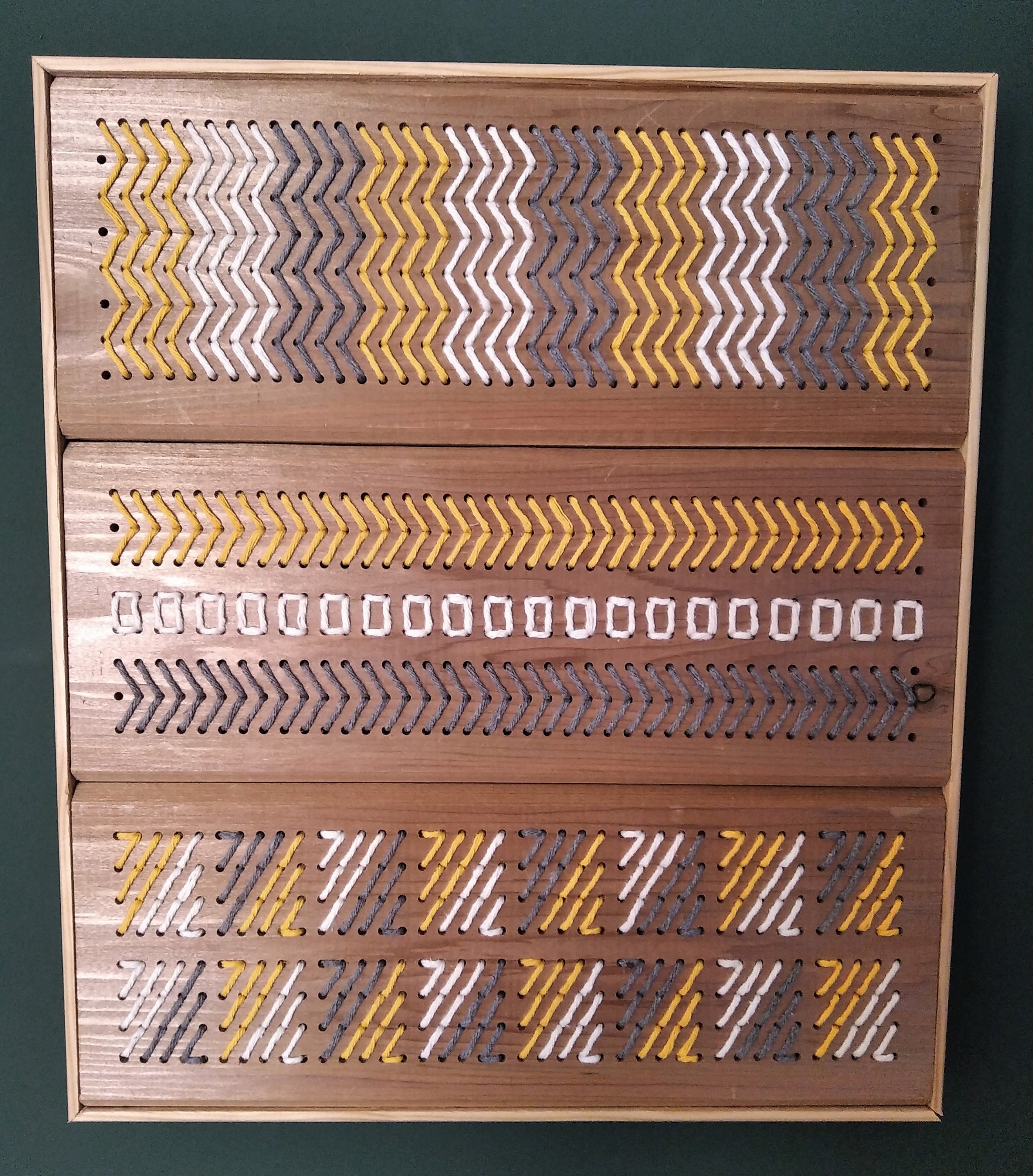 Tableau Artisanal en Bois Brodé