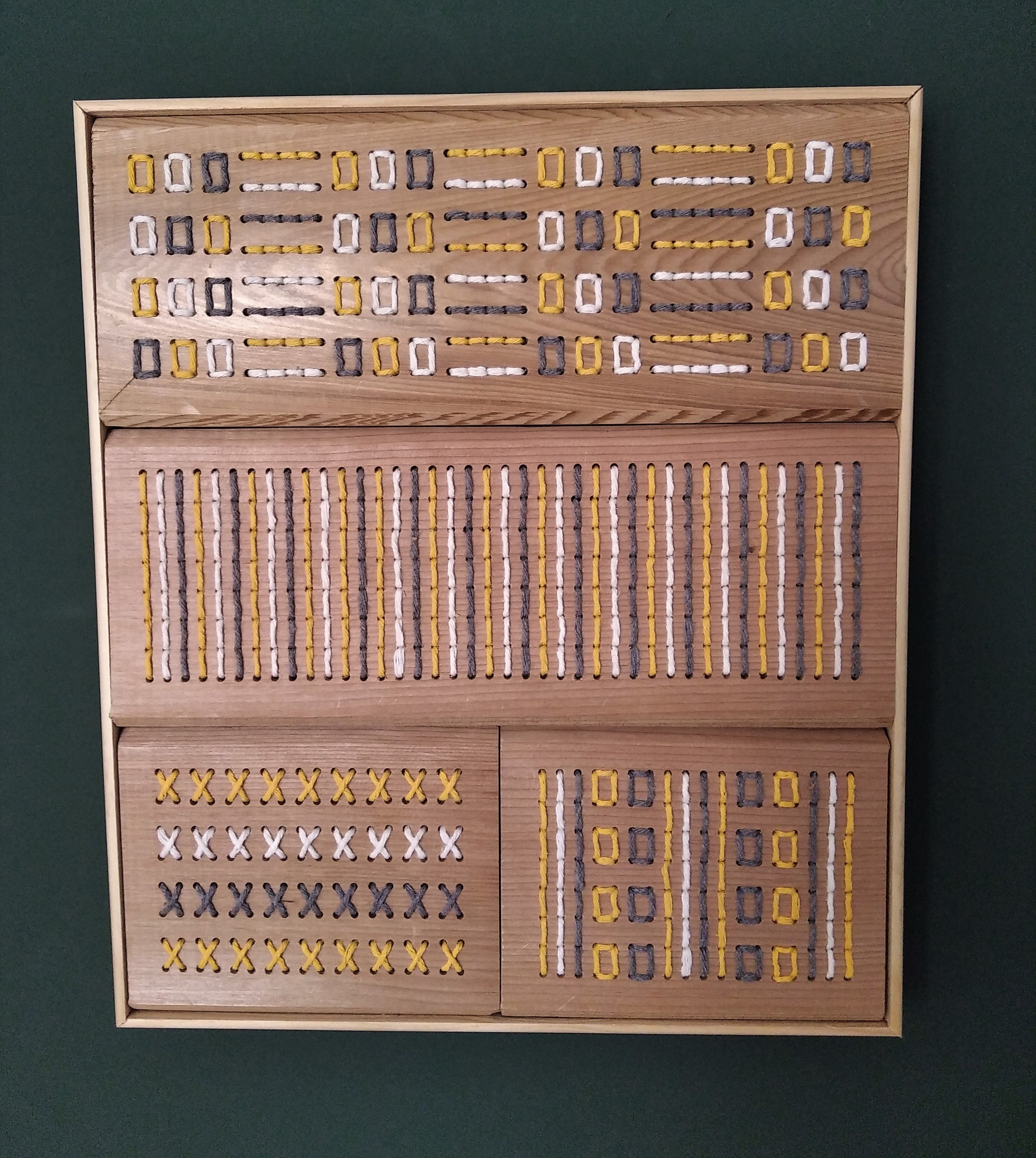 Tableau Artisanal en Bois Brodé