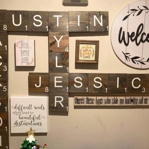 Decoración de pared con azulejos de Scrabble y nombres de familia