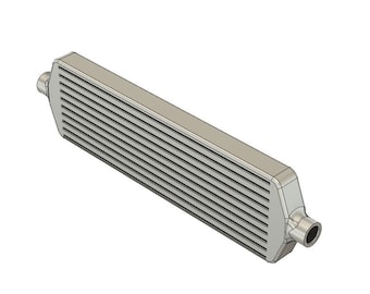 Op de afbeelding: Een zilveren intercooler met een rechthoekige vorm en een reeks vinnen. De intercooler heeft twee inlaten aan beide uiteinden.