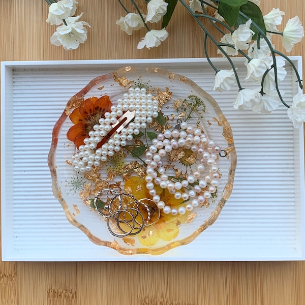 Resin Jewelry Dish With Real Dried Flowers, Floral Jewelry Tray, Resin Trinket Tray, Trinket Dish, Catchall Bowl, Whimsical Decor, Ring Tray