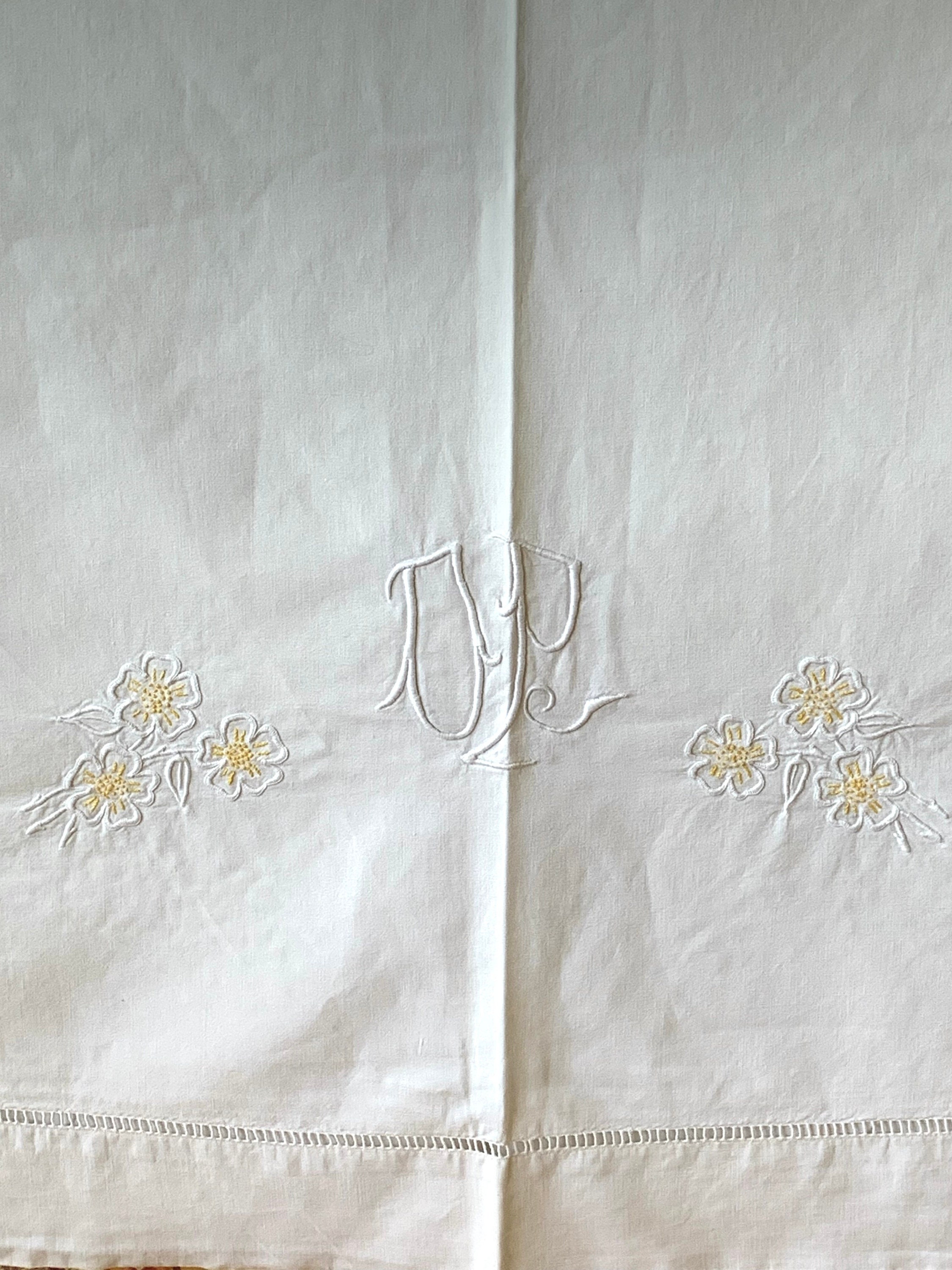 Drap ancien Art Déco en lin métis blanc, blanc, monogrammé FD vers 1930. - France