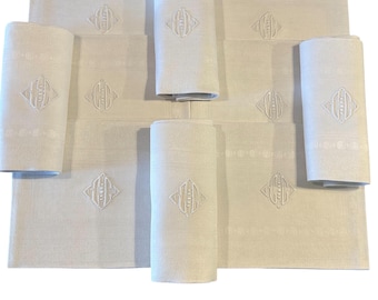 een set van 10 antieke art-deco Franse damastlinnen servetten met een CC-monogram, circa 1925