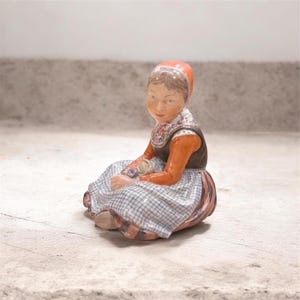 Figurita de porcelana de Royal Copenhagen que representa a una niña de Fionia, diseñada por Carl Martin Hansen entre 1905 y 1930, perteneciente a la serie de trajes nacionales daneses.