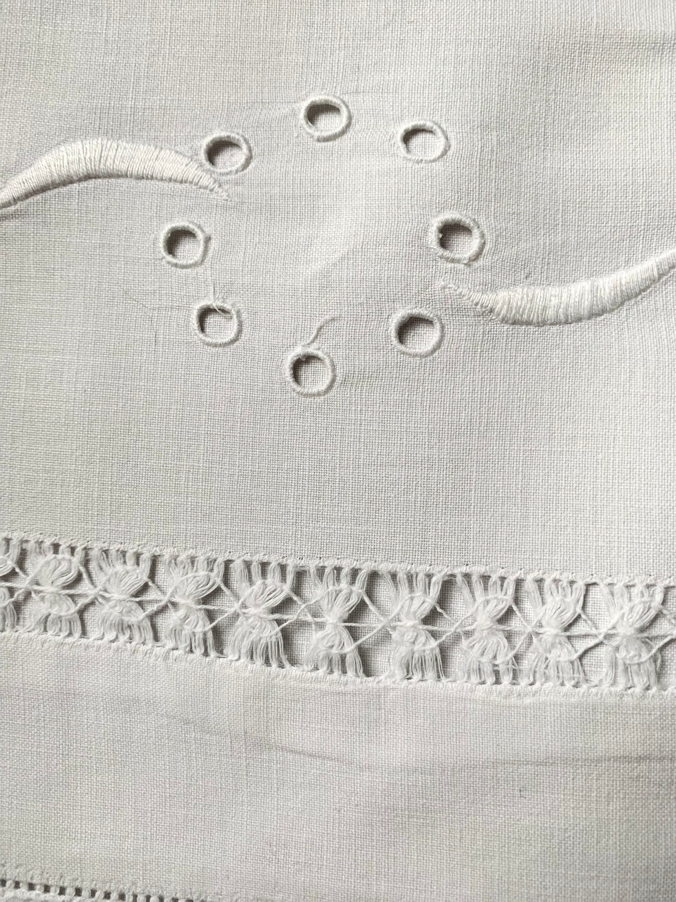 1920～30年頃のフランス製のアンティークの軽量刺繍入りコットンシーツ