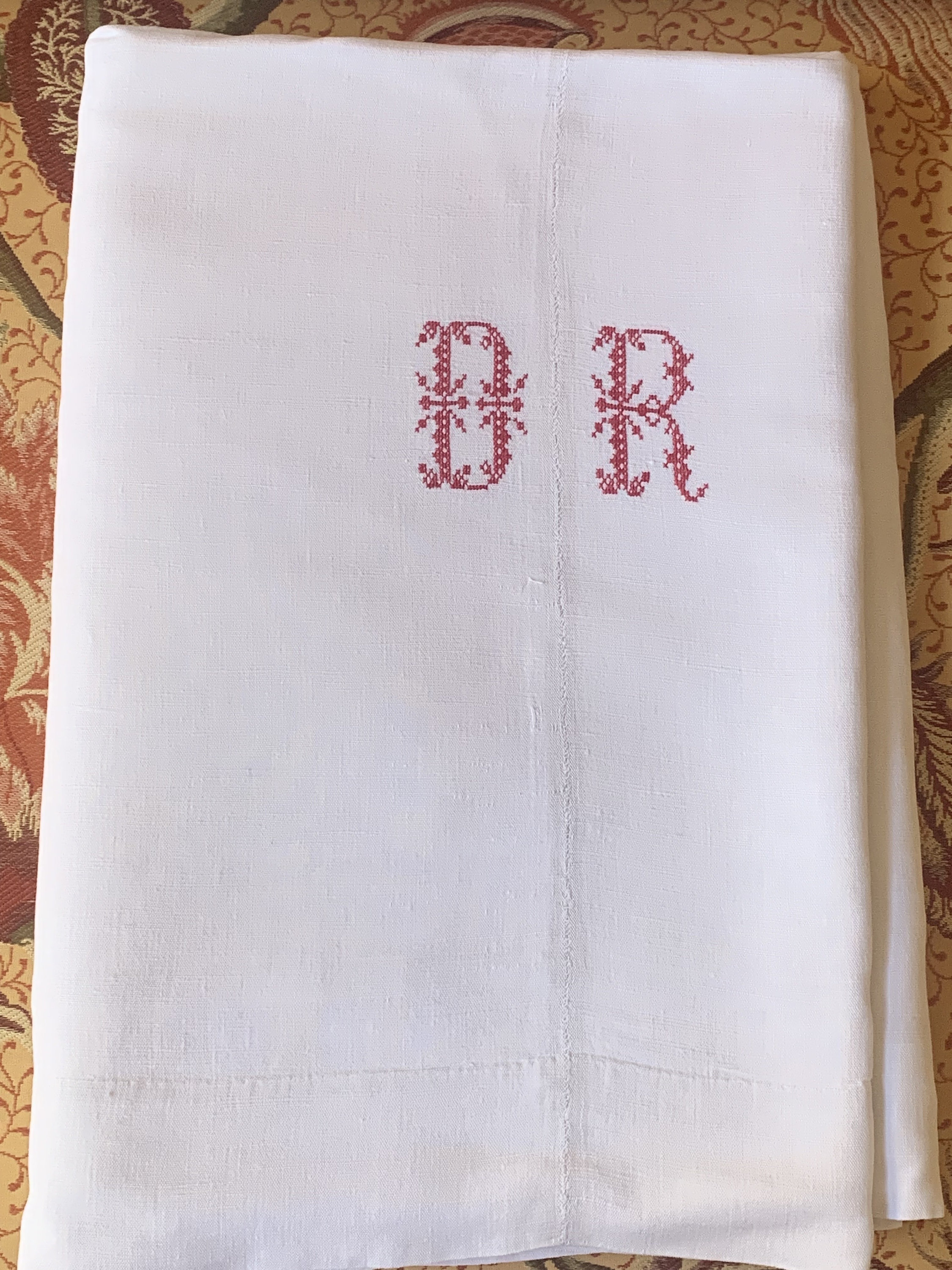 1890 年頃の、赤い刺繍のモノグラムが入ったアンティークのフランスの
