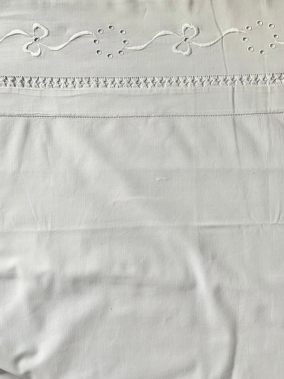 1920～30年頃のフランス製のアンティークの軽量刺繍入りコットンシーツ