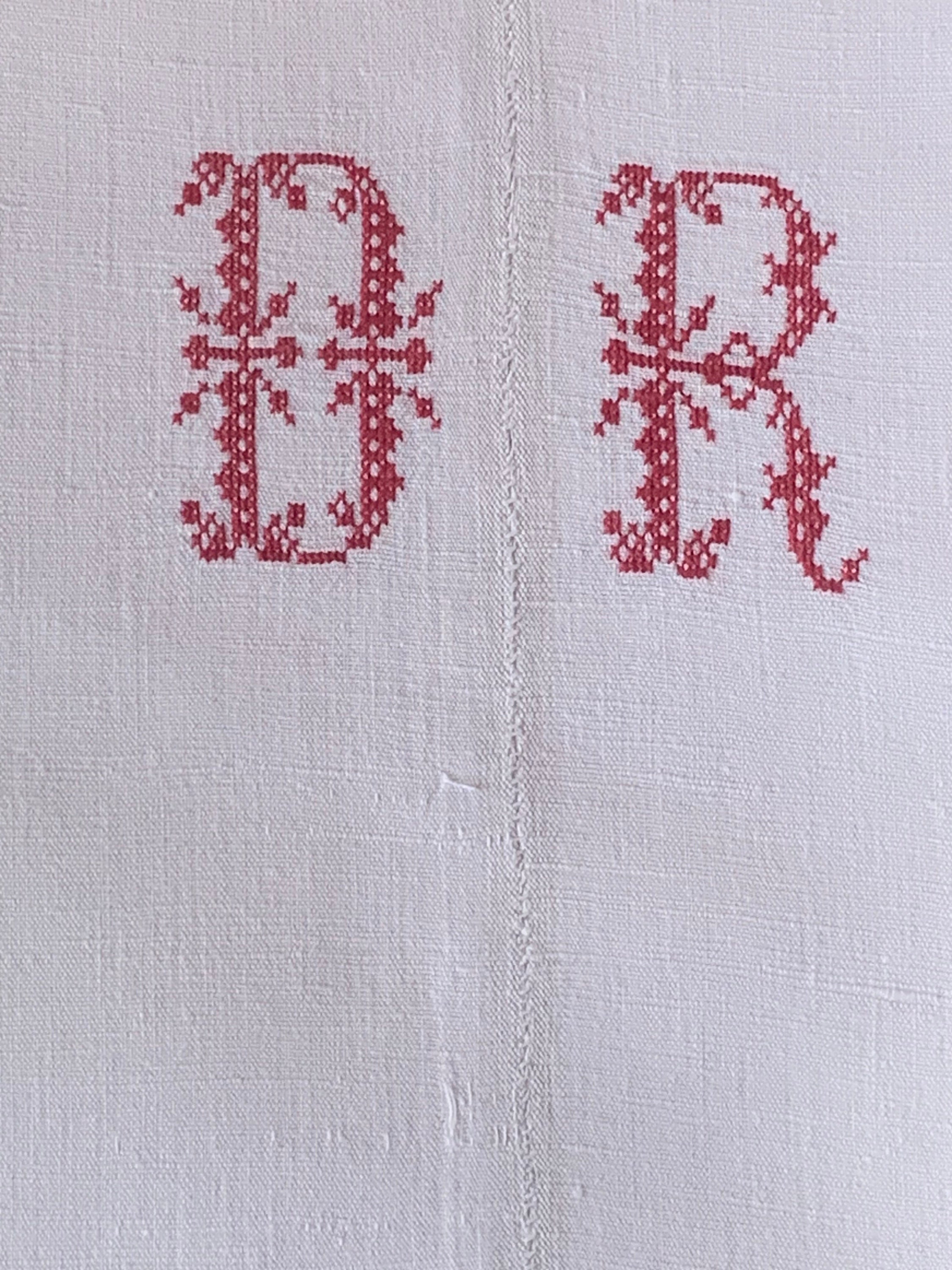 1890 年頃の、赤い刺繍のモノグラムが入ったアンティークのフランスの