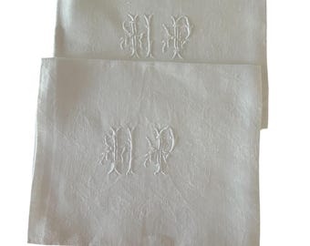 een set van 2 grote antieke Franse damastlinnen bruiloftuitzetservetten, geborduurd HP-monogram met fuchsia circa 1910