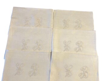 een set van 6 grote antieke Franse damastlinnen bruiloftuitzetservetten, geborduurd E B-monogram met tarwescheden, circa 1910