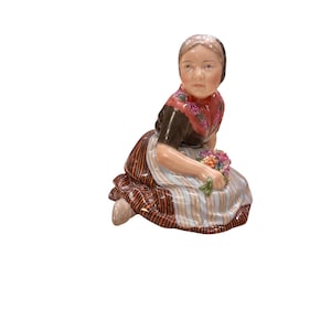 Figurita de porcelana de Royal Copenhagen que representa a una niña de las Islas Feroe, diseñada por Carl Martin Hansen entre 1905 y 1930, perteneciente a la serie de trajes nacionales daneses.