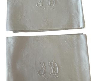 een set van 2 grote antieke Franse damastlinnen bruiloftuitzetservetten, geborduurd JD-monogram met fuchsia circa 1910