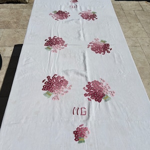 een art deco Frans geborduurd bloemenmonogram linnen MG linnen tafelkleed circa 1925