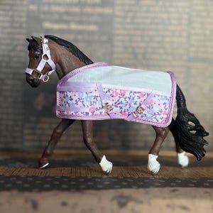 Lila und Weiß Blumen Halb und Halb Regen Set Blatt für Modellpferde