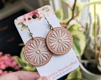 Circle with debossed flower - in terracotta - polymer clay - neutral - boho style