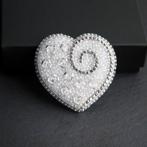 Zaadkraal kristallen broche Geborduurde broche hartspeld Zilveren broche met kralen, cadeau voor haar