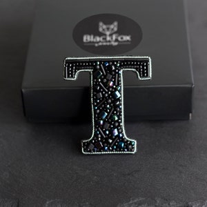 Pino de broche com letra inicial T com contas - Broche de bordado com contas de sementes feitas à mão com monograma - Joias para presente