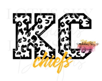 Puede incluir: Gráfico "KC Chiefs" en estampado de leopardo blanco y negro con un texto "chiefs" en dorado.