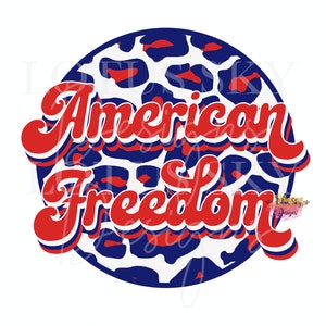 Puede incluir: Diseño gráfico circular con las palabras "American Freedom" en rojo, blanco y azul, con tipografía retro. El texto se superpone a un patrón de leopardo azul y blanco. Diseño audaz y llamativo.