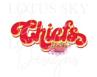 Puede incluir: Letras retro de color rojo y amarillo que dicen "Chiefs" con un contorno blanco. El texto está sobre un fondo de acuarela con un pequeño logotipo que dice "Lotus Sky Designs".