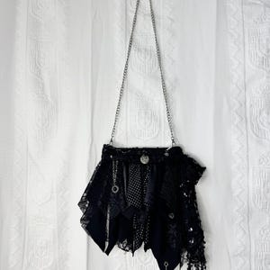 Upcycling-Boho-Tasche, Boho-Umhängetasche, Upcycling-Tasche, schwarze Umhängetasche, schwarze Boho-Tasche, Hobo-Tasche, schwarze Boho-Tasche, schwarze Bohemian-Tasche.