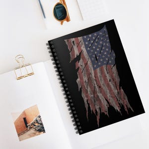 Spiraalvormig notitieboek met noodlijdende Amerikaanse vlag: patriottisch dagboek