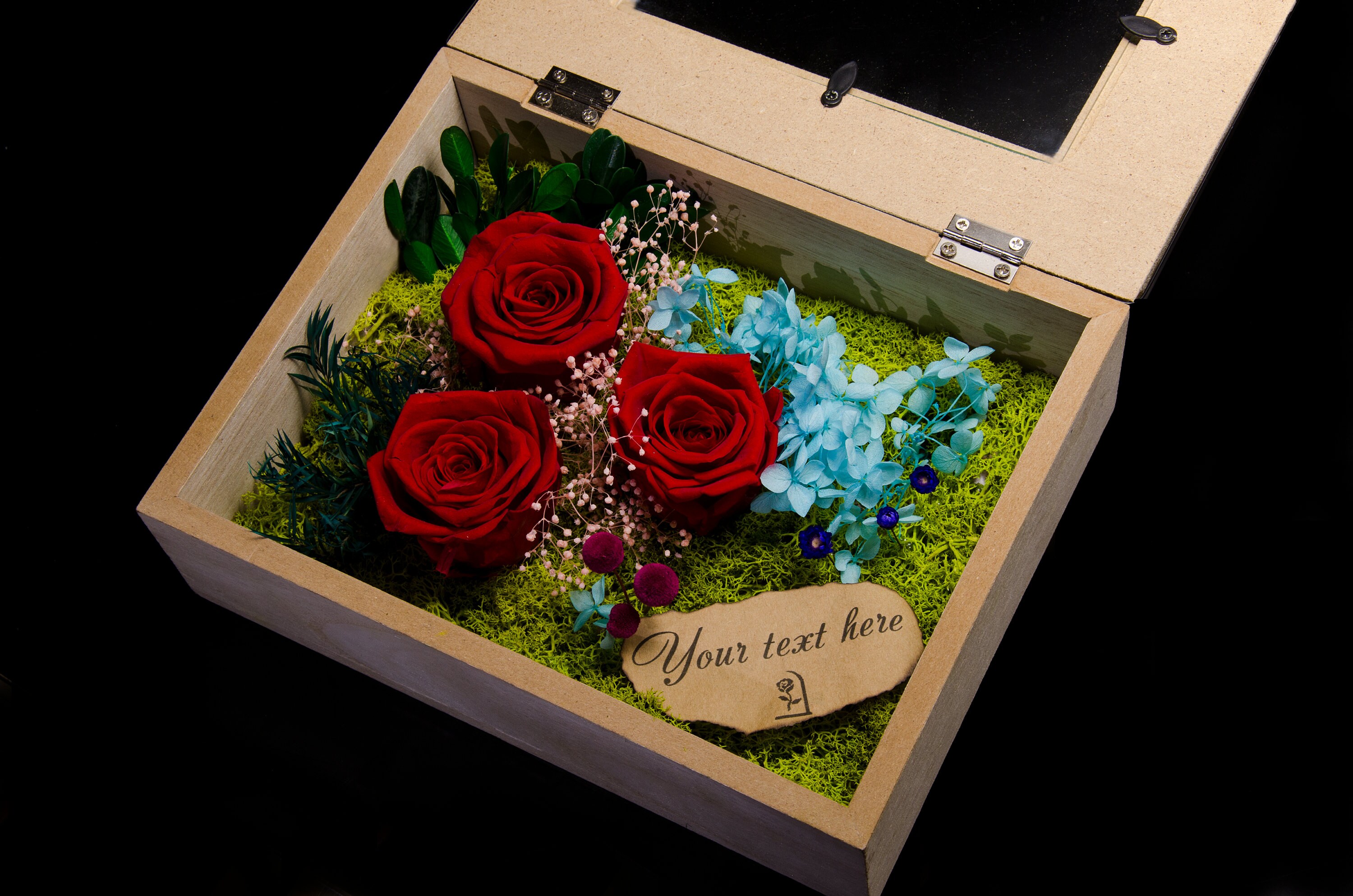 Centro de flores preservadas en caja de madera hecha a mano