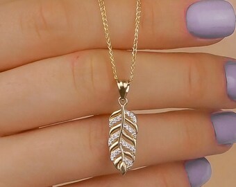 Collana piuma d'oro - Ciondolo di piume - Collana di foglie d'oro - Collana pendente in foglia d'oro - Collana delicata - Collana pendente minimalista