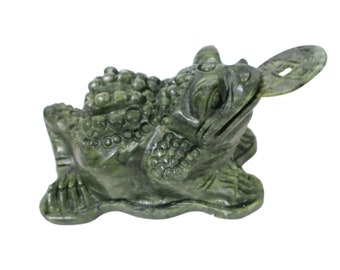 Green Jade Gemstone Toad Feng Shui Money Frog for Good Luck Three-legged Toad crystals for money manifestation