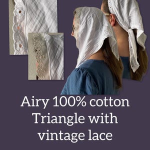 Op de afbeelding: Een witte driehoekige hoofddoek van 100% katoen met een textuur en een decoratieve kanten rand met oogjes. De tekst Airy 100% cotton Triangle with vintage lace wordt in witte letters weergegeven op een donkerpaarse achtergrond.