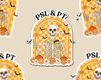 Puede incluir: Una pegatina con un esqueleto sosteniendo una taza de café, haciendo el signo de la paz y rodeado de calabazas, flores y murciélagos. La pegatina tiene el texto "PSL & PT" en un diseño retro con un fondo a cuadros naranja y blanco.