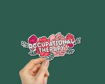 Puede incluir: Una pegatina con las palabras "OCCUPATIONAL THERAPY" en blanco, rodeada de ilustraciones florales rosas y rojas y hojas verdes, sostenida por una mano sobre un fondo verde oscuro.