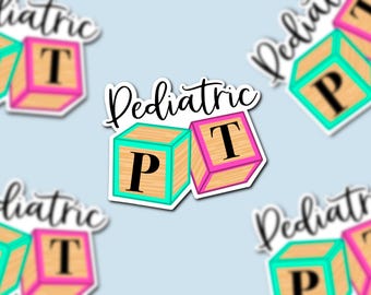 Puede incluir: Pegatina con la frase "Pediatric PT" en cursiva. El diseño incluye dos bloques de juguete, uno con una "P" y otro con una "T". Los bloques son de color marrón claro con detalles turquesa y rosa, sobre un fondo azul claro.
