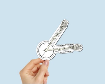 Puede incluir: Una pegatina blanca con un dibujo lineal negro de un esqueleto de brazo y mano humanos, conectado a un transportador circular. El texto "It's all about the angle" y "Physical Therapy" también están en la pegatina.